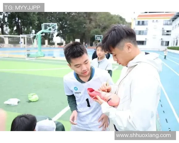 足球明星与儿时好友重聚握手瞬间温情回忆唤起童年梦想